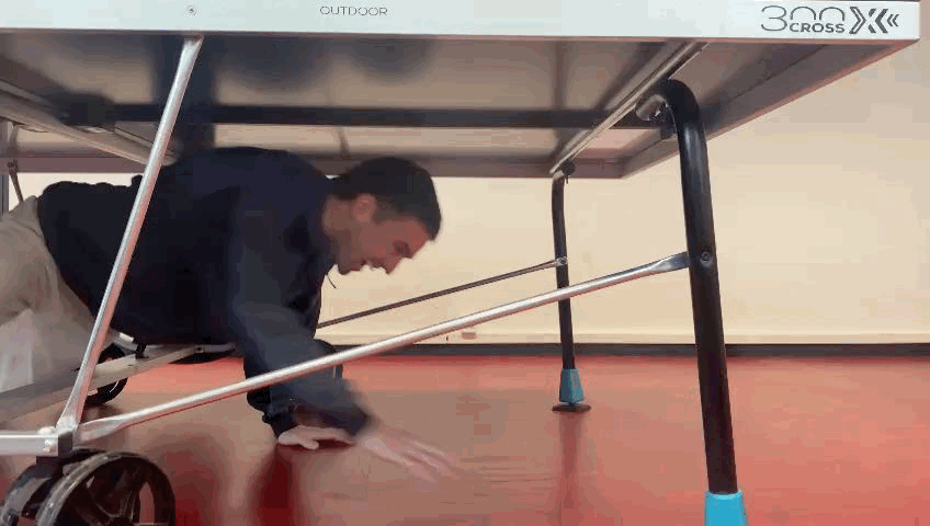 Simon im Pingpong-Raum